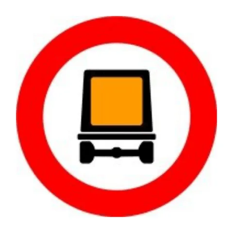 Señal R-108: Entrada prohibida a vehículos que transporten mercancías peligrosas